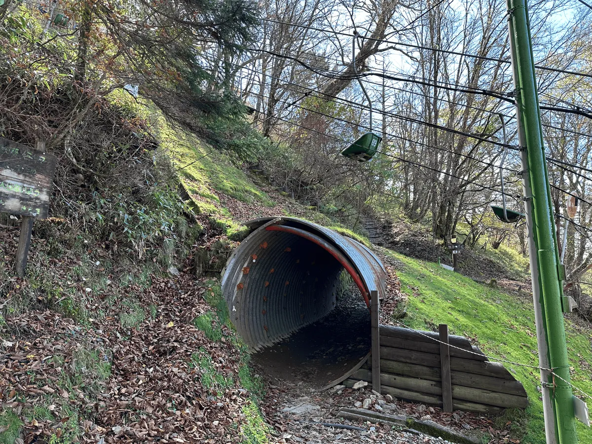 Trail passes in a tunnel that goes underneath the chairlift