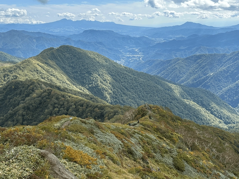 Sunny shot of the descent along the ridgeline.