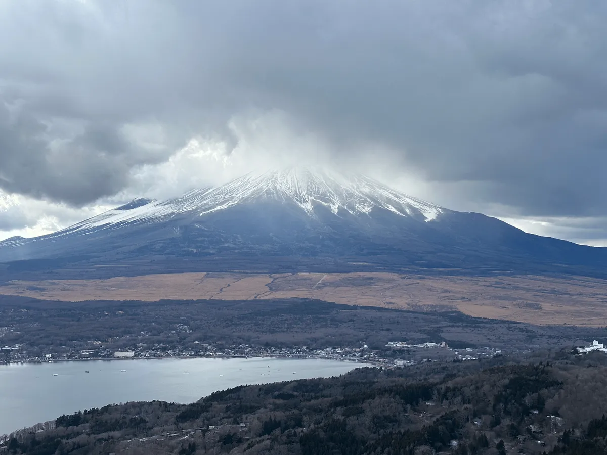 Mt Fuji in the background with the lake in front.