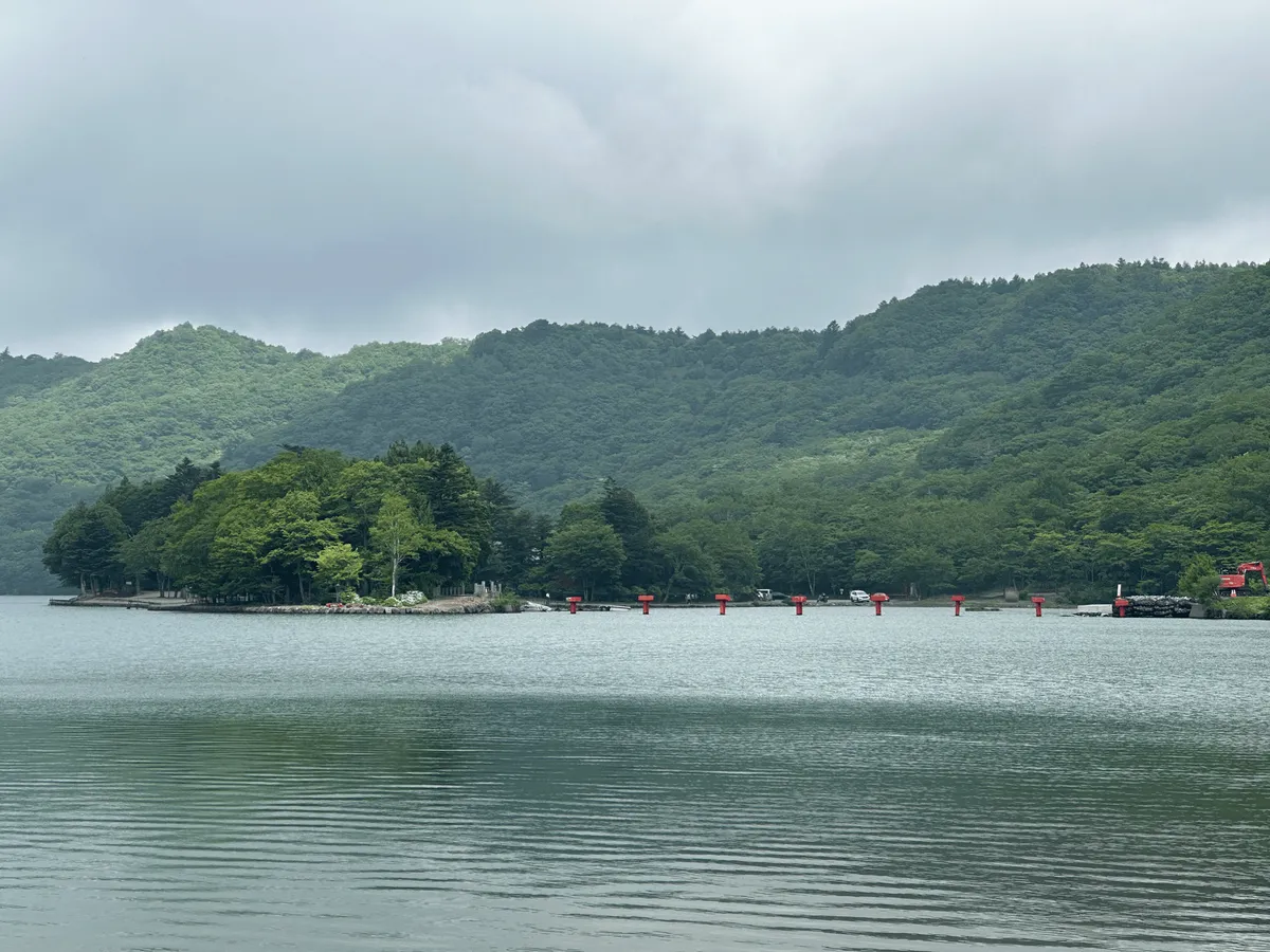 The shrine building juts out on Lake Onuma, almost like on an island that is connected to the mainland.