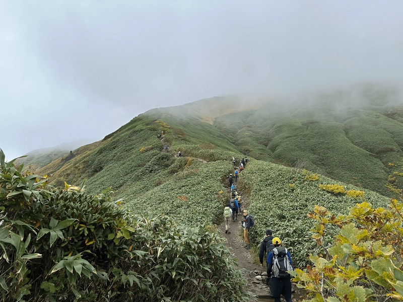 Continuing along the ridgeline, there are a lot of people ahead of me.