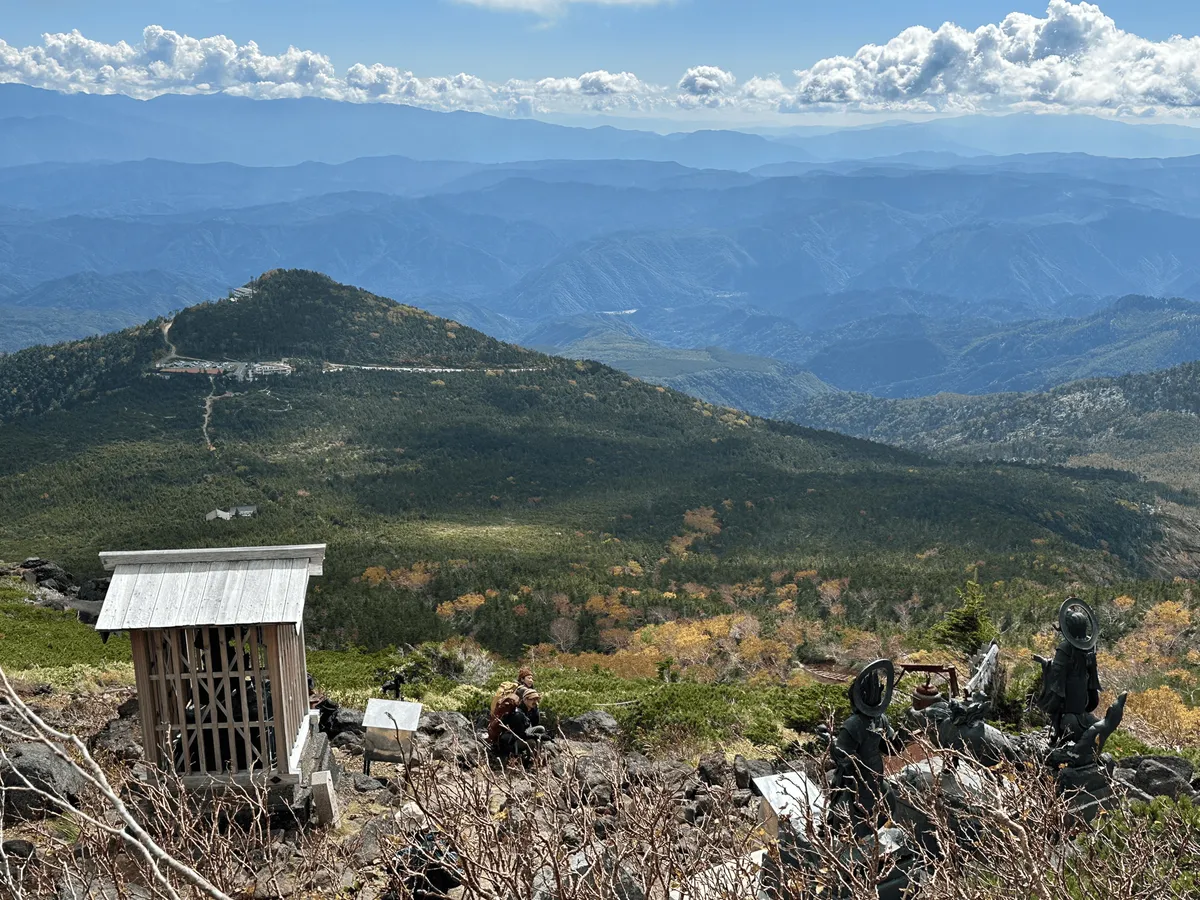 The three statues overlooking the mountain below.