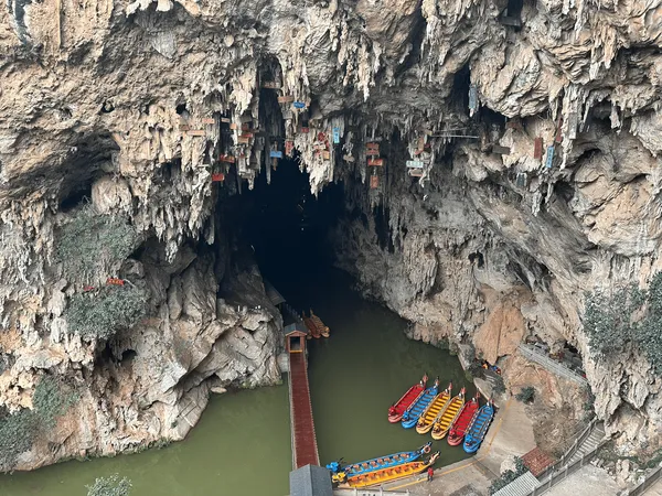 Swallow Cave (Jianshui, China)