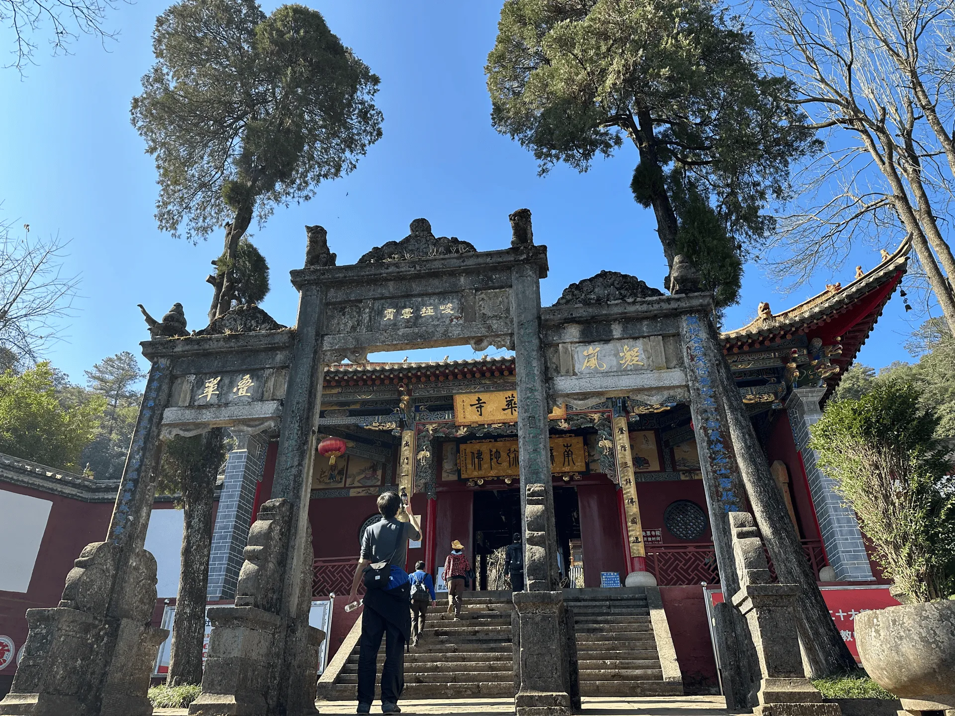 The entrance gate to Taihua Temple