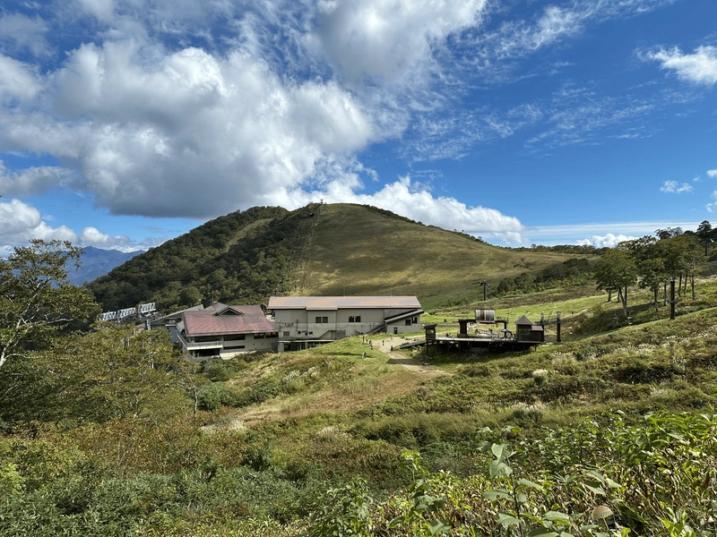 Clear blue skies and the Tanigawadake ropeway building in the distance.